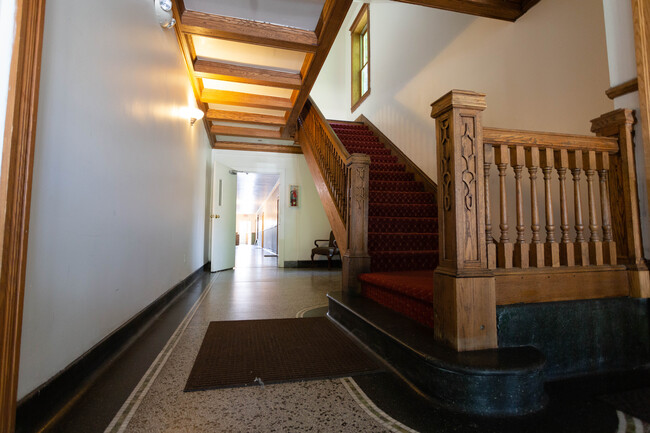 Building Photo - 324 Hendrie St