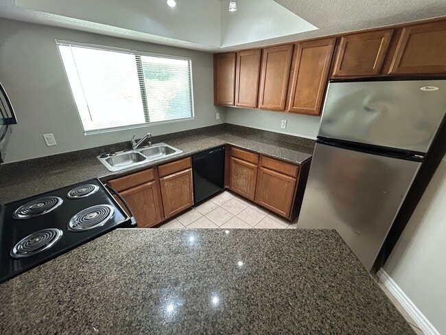 Building Photo - Charming condo in desirable West Las Vegas near Summerlin