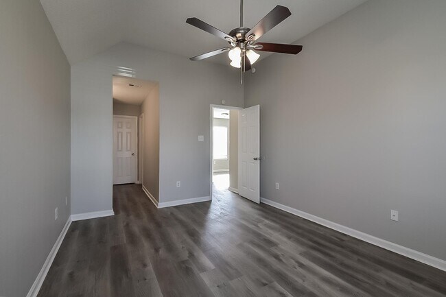 Building Photo - 4539 Longtree Ave