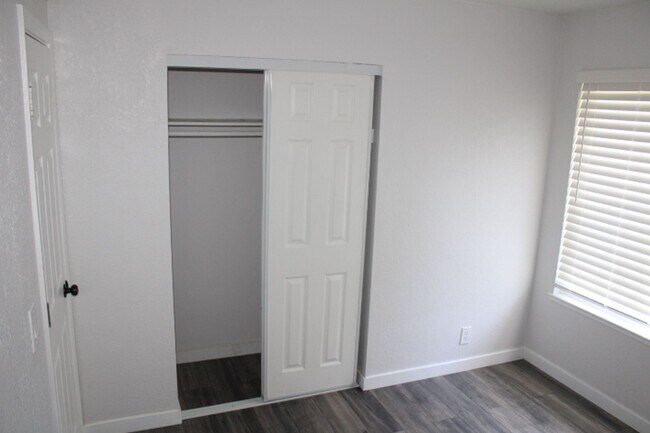 Building Photo - 130 Aster Ct