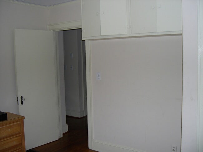 Building Photo - 3 bedroom, 1 bathroom house on Central Ave