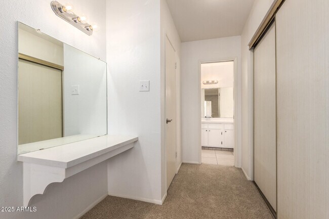 Building Photo - 2128 E Villa Ct