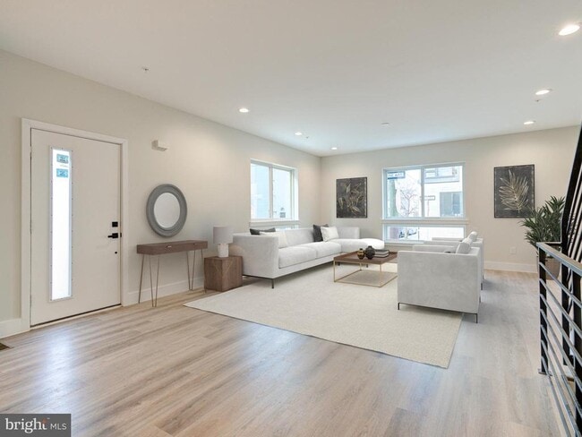 Building Photo - 632 Moyer St