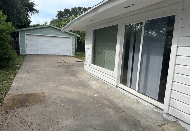 Building Photo - 1024 Miramar Pl