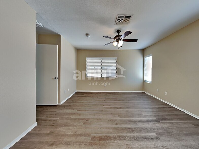 Building Photo - 6323 W Winslow Ave