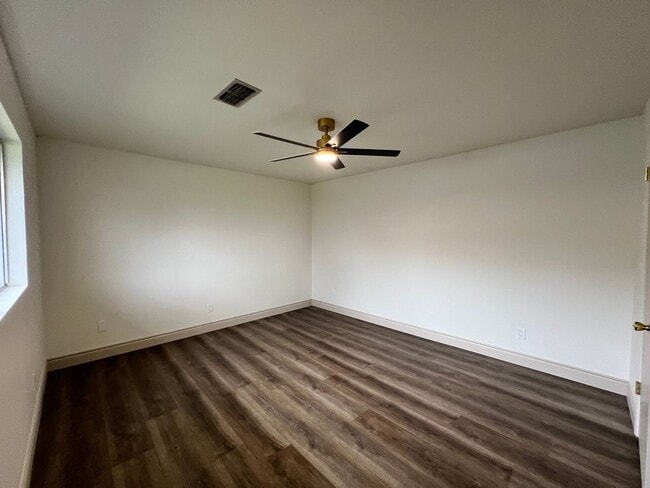 Building Photo - Riverside