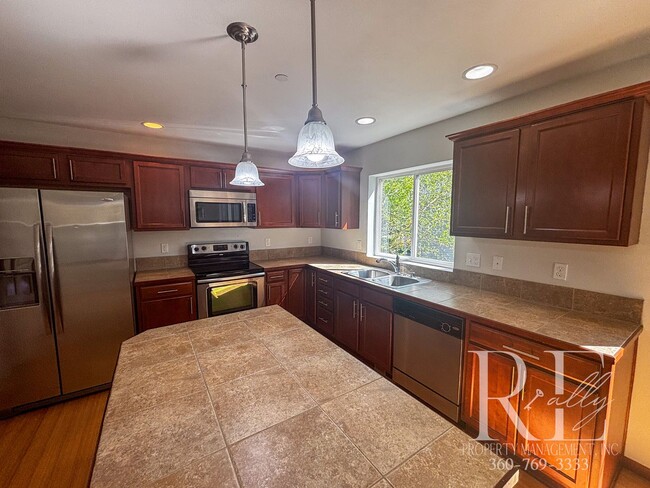 Building Photo - Spacious 3-Bedroom Home in Desirable Manet...