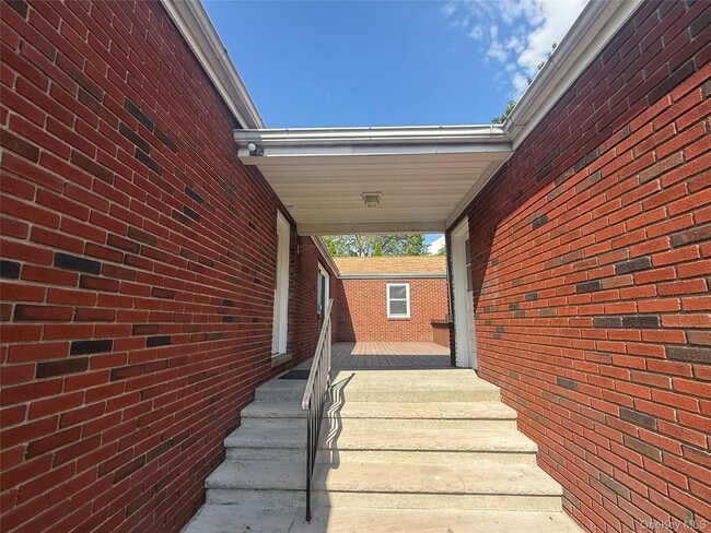 Building Photo - 11 Willow Ln