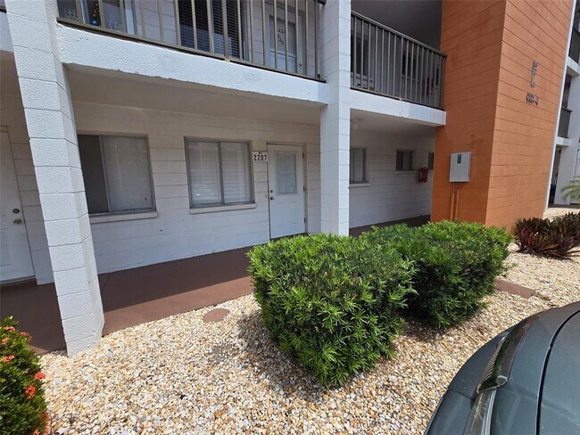 Building Photo - 2207 Sunset Dr