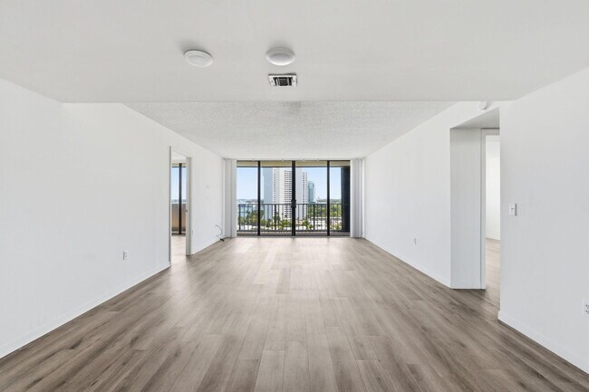 Building Photo - 5600 N Flagler Dr