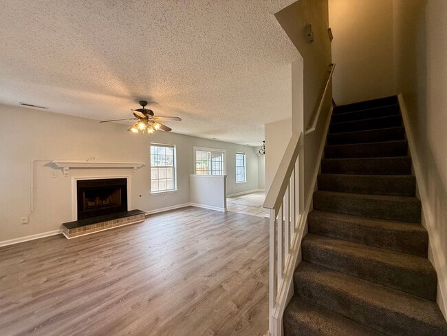 Building Photo - Bright and spacious 2 bed, 2.5 bath condo in the heart of Virginia Beach!