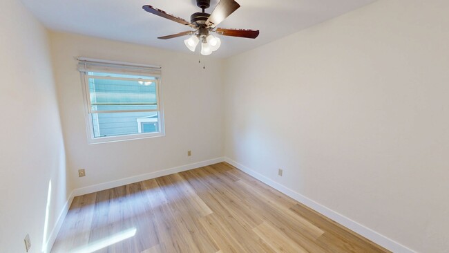 Building Photo - Open Concept Townhouse | Vinyl Plank Flooring