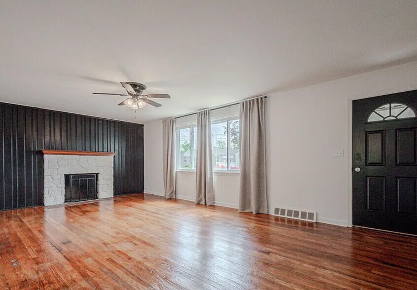 Living Rm - 409 S Lynn Dr