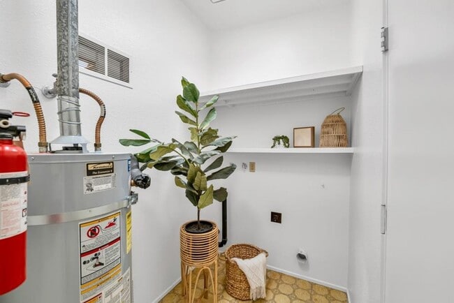 Building Photo - Affordable 2bed/2bath in South Woodland