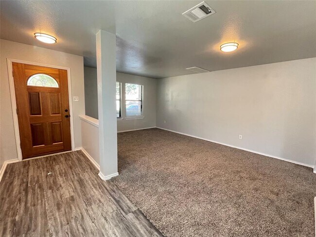 Building Photo - 203 Rim Rock Dr