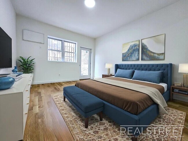 Building Photo - Massive 3,000+ Sq Ft 4BD/2BA Duplex with H...