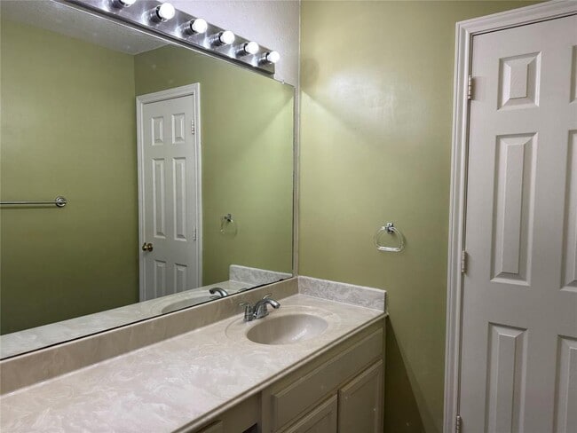 Building Photo - 17414 Fountainview Cir