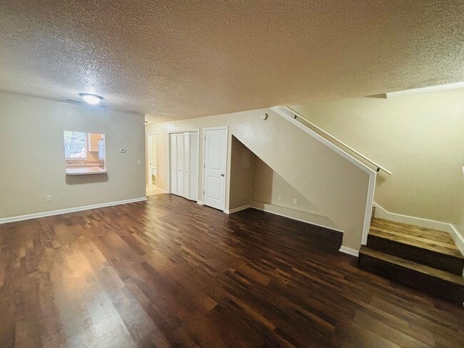 Building Photo - 2/1.5 Townhome near Downtown - will go quick