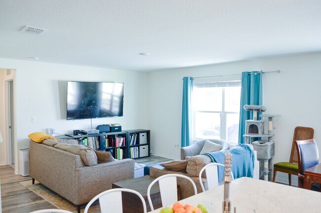 Building Photo - 5 Bedroom 3 Bath in Avalon Woods in Newberry