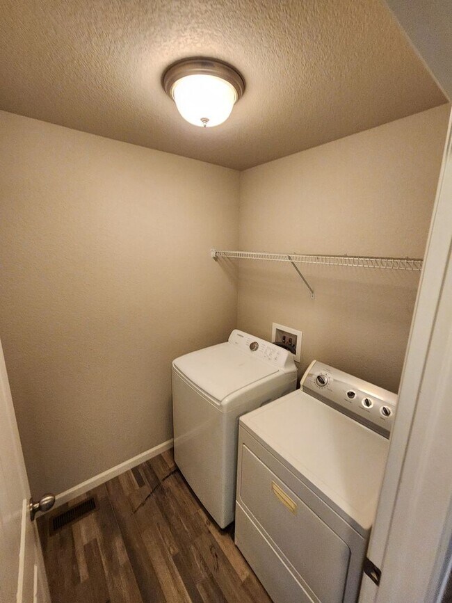 Building Photo - Beautiful Townhome