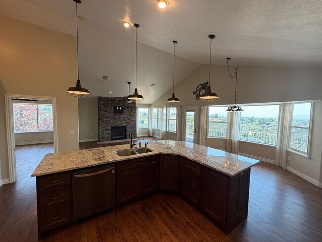 Building Photo - Spacious 4 Bed, 5 Bath Home with 3-Car Garage in Layton!