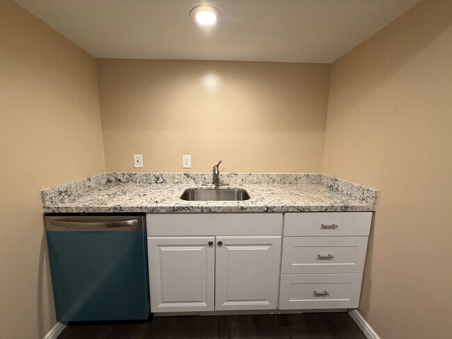 Building Photo - 2080 Debeers Dr