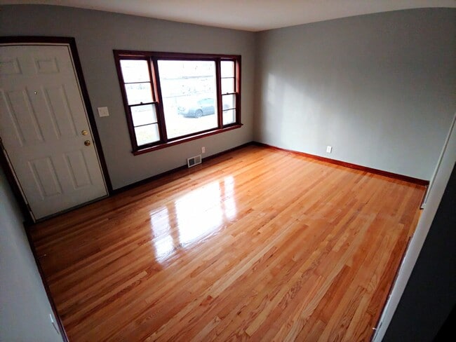 Building Photo - 3 Bedroom House Available NOW in Burnham I...