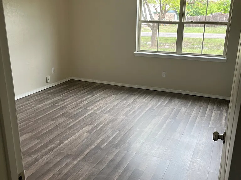 Building Photo - 1006 Tyler Ave NW