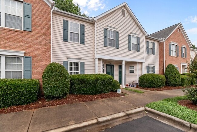 Building Photo - Your Perfect Townhome Is Here!