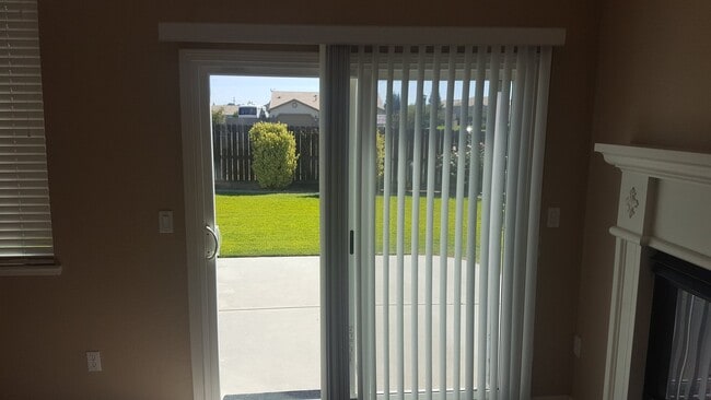 Building Photo - 4 Bedroom Home