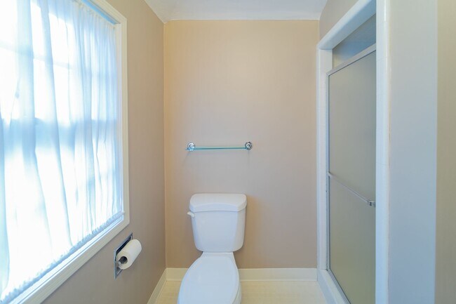 Building Photo - Charming and Well-Maintained Home in a Serene Neighborhood