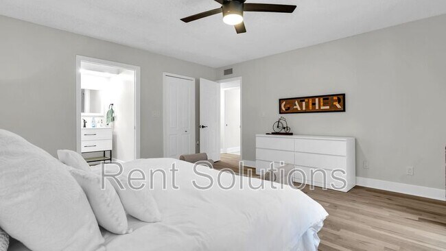 Building Photo - 10192 Seminole Island Dr
