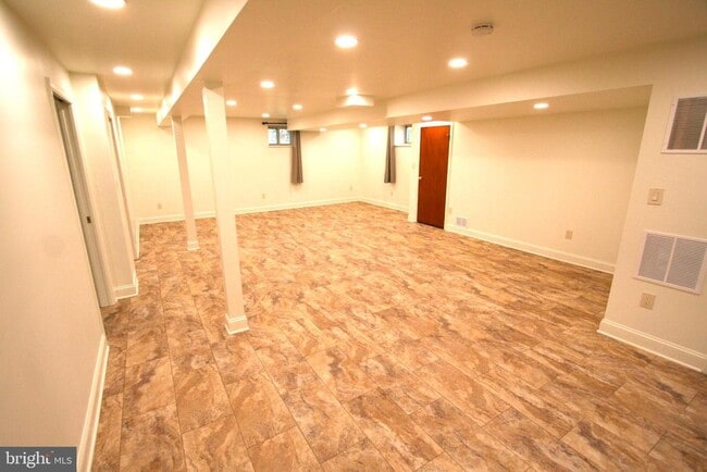 Building Photo - 10104 Towhee Ave