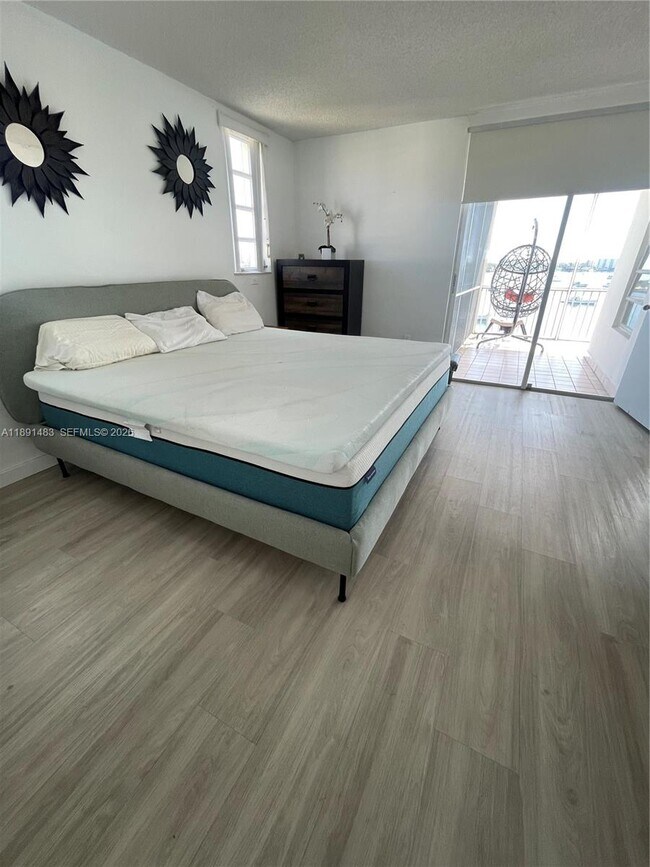 Building Photo - 2910 Point E Dr