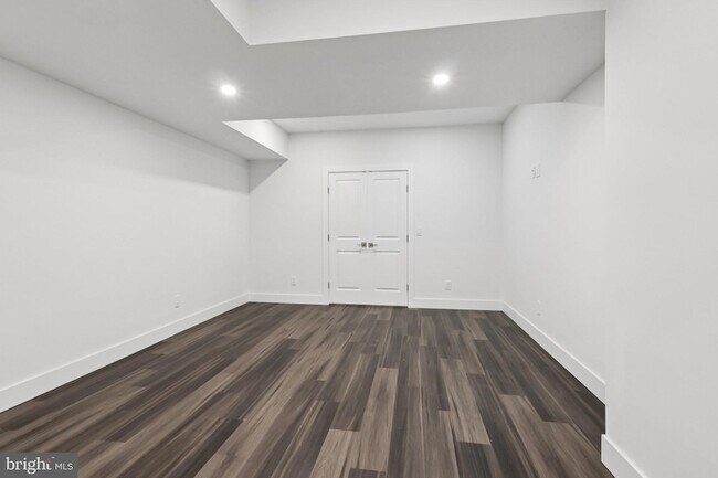 Building Photo - 2 Dogleg Ln