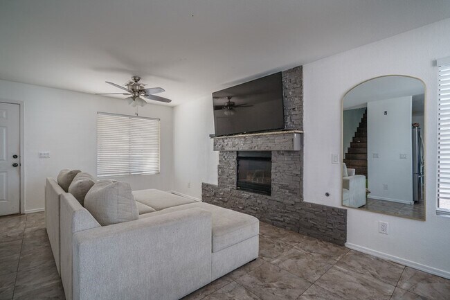 Building Photo - LOVELY 3 BED/2.5 BATH HOME WITH POOL!