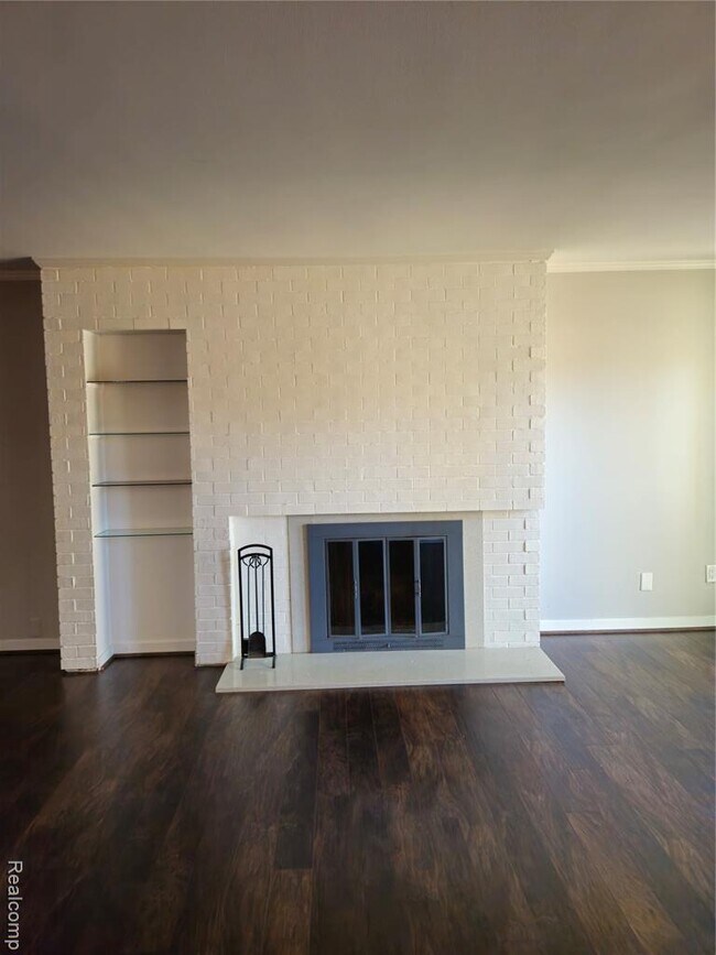 Building Photo - 1549 S Hill Blvd