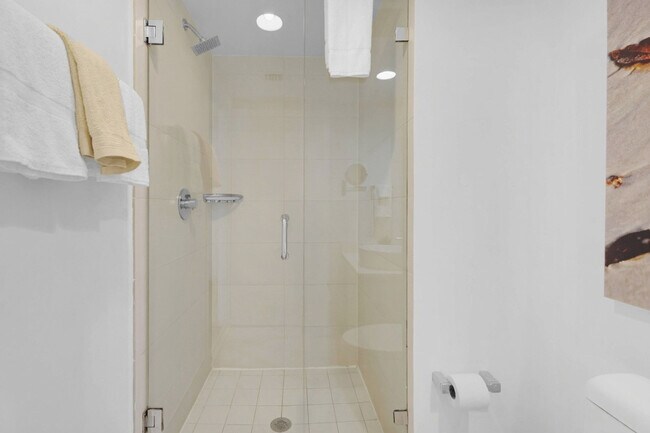 Building Photo - 2602 E Hallandale Beach Blvd