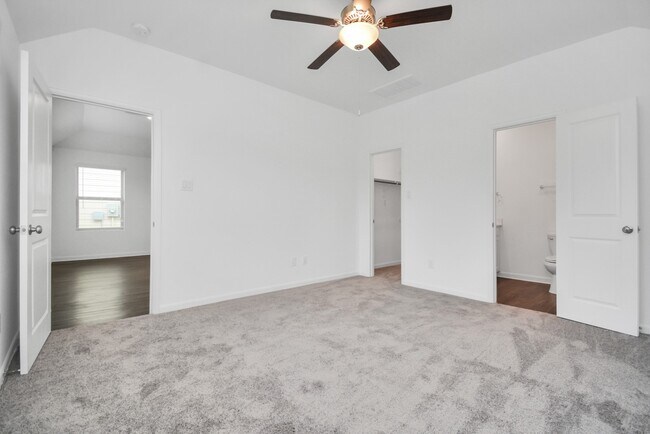 Building Photo - 15878 Mountlong Dr