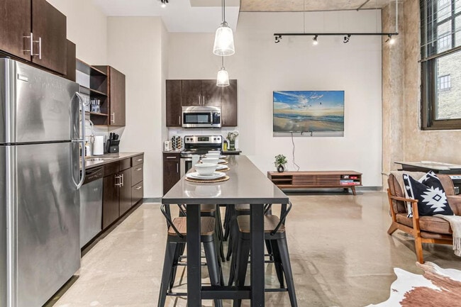 Building Photo - 301 N 7th Ave