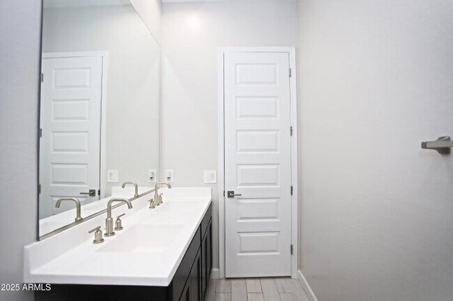 Building Photo - 10549 W Albert Ln