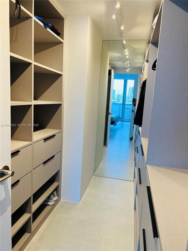 Building Photo - 900 Bay Dr