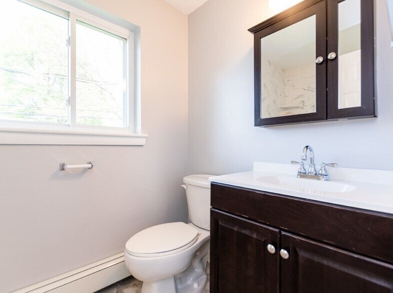 Main bathroom - 52 Wilson Dr