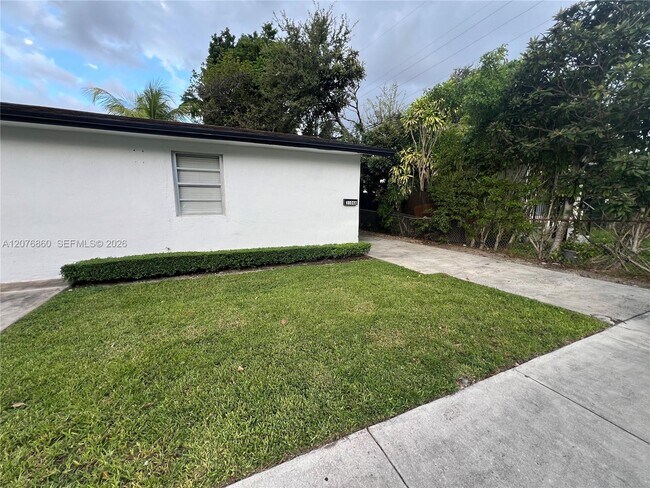 Building Photo - 3102 SW 10th St
