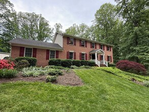 Building Photo - Move in ready for August!