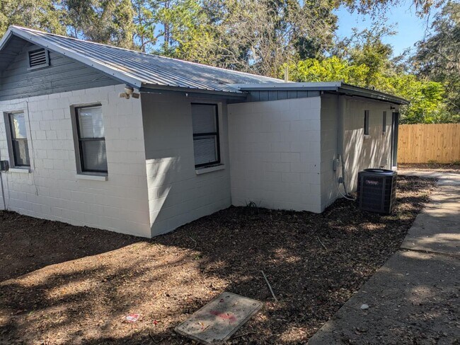 Building Photo - 637 NE Waldo Rd