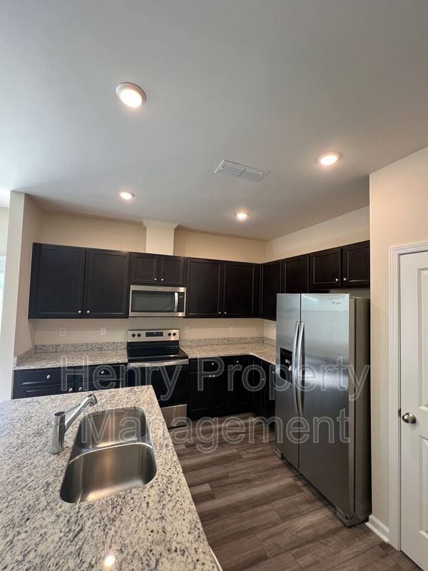 Building Photo - 839 McKenzie Pk Ter