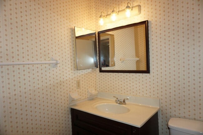 Building Photo - 3 bedroom townhouse near NAS Jax