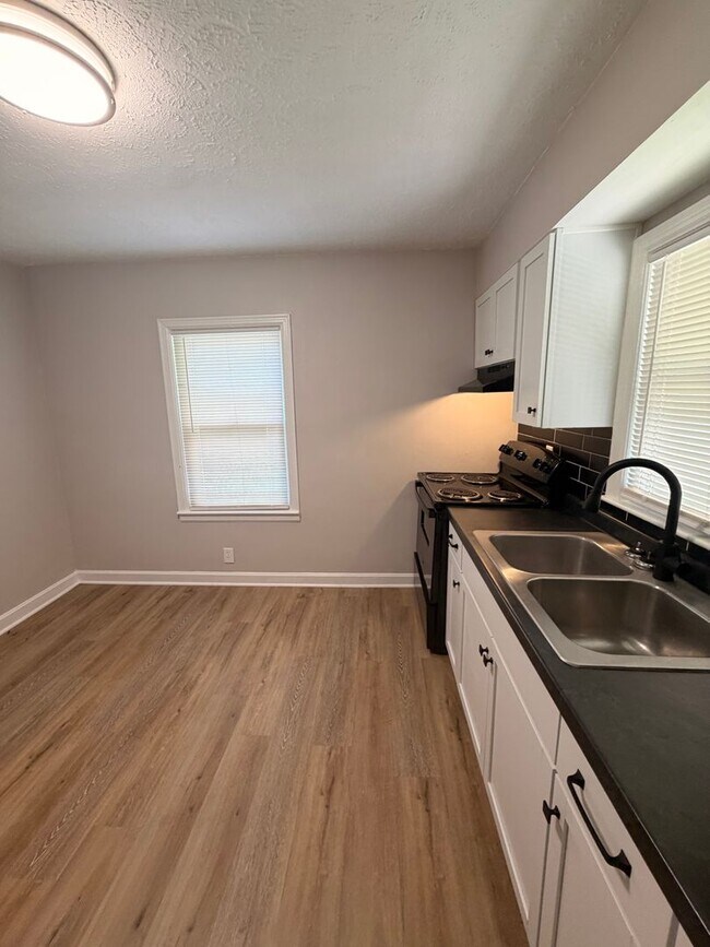 Building Photo - Gorgeous 2 bedroom/1 bath house!