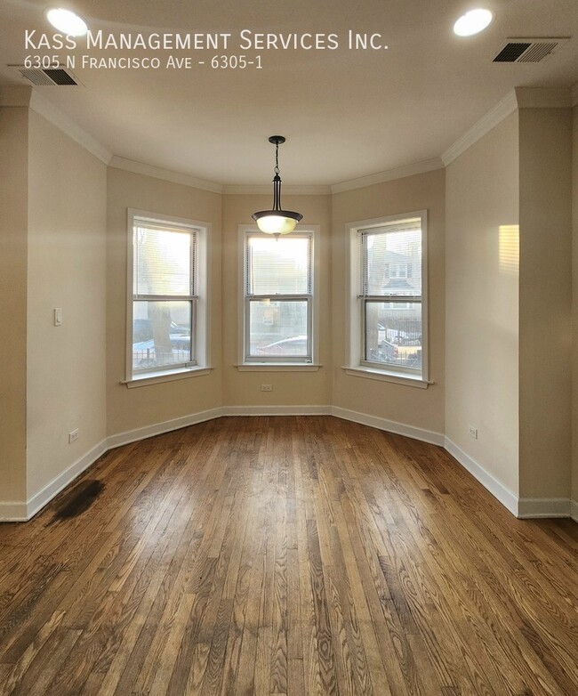 Building Photo - Rogers Park 2bed/2bath, Laundry in Unit - ...